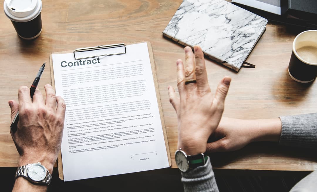 Courtier expliquant un contrat hypothécaire à son client
