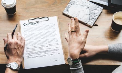 The mortgage broker explaning a contrat to his client