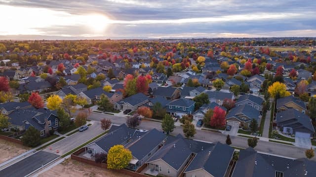 Vue aérienne d’un quartier et des alentours