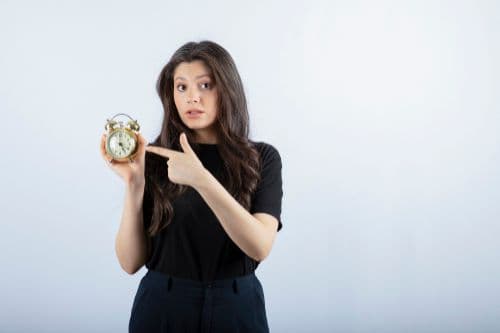Femme pointant le temps de visite qui passe sur un petit cadran