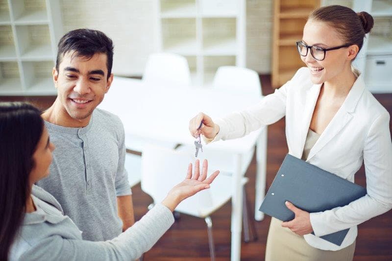 Remise clés contrat vente couple