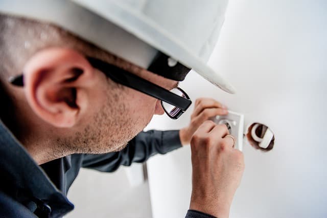 Un inspecteur en bâtiment en train de vérifier une installation électrique