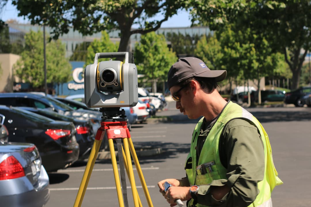 Un inspecteur en bâtiment en pleine action