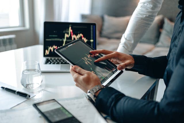 Hommes d'affaires regardant l'évolution de leurs investissements