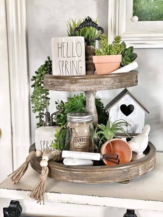 Plateau de printemps de plantes vertes et d'articles de jardinage