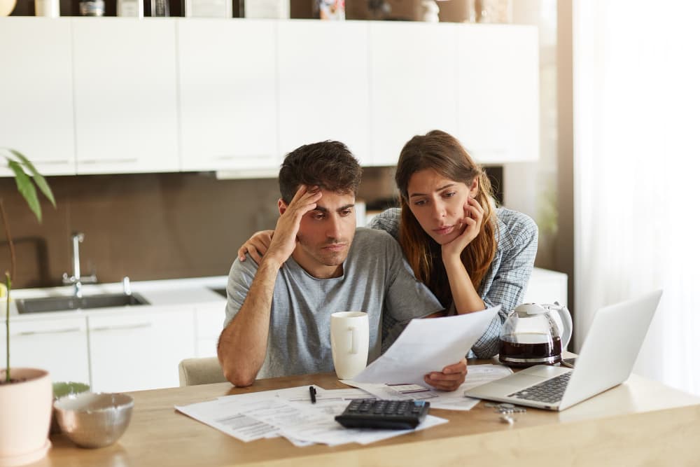 Jeune couple découragé face aux prix des logements trop élevés