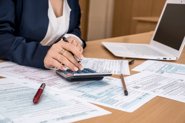 Comptable calculant les impôt à payer