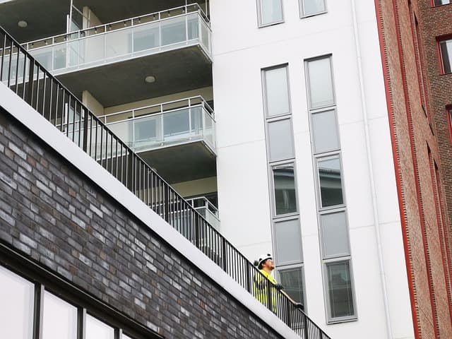 Un inspecteur en bâtiment vérifie la valeur d'une propriété