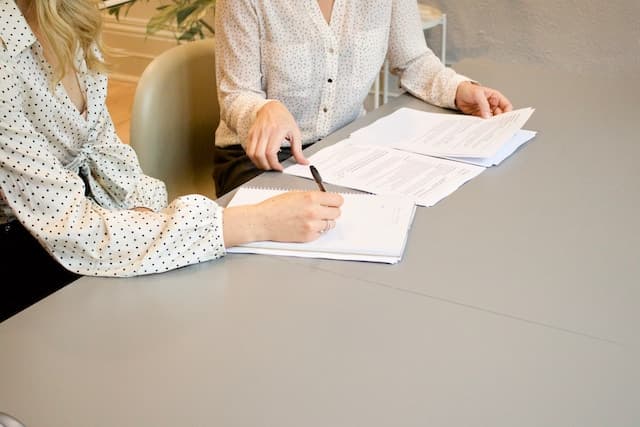 Deux créanciers qui se parle d'un contrat hypothécaire à subroger