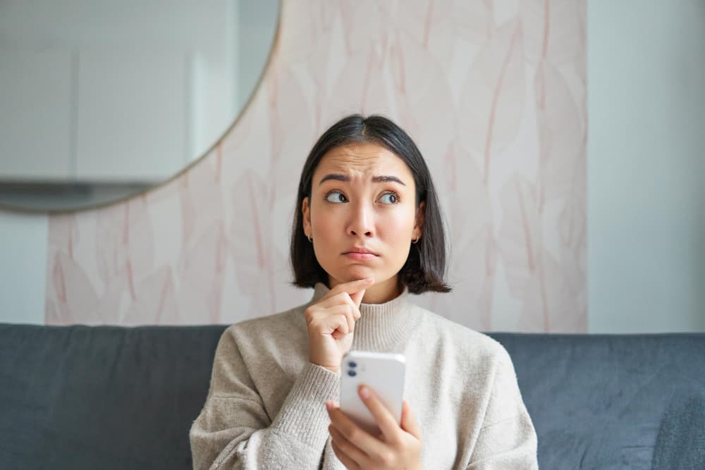 Femme hésitant entre un contrat de courtage révocable ou irrévocable