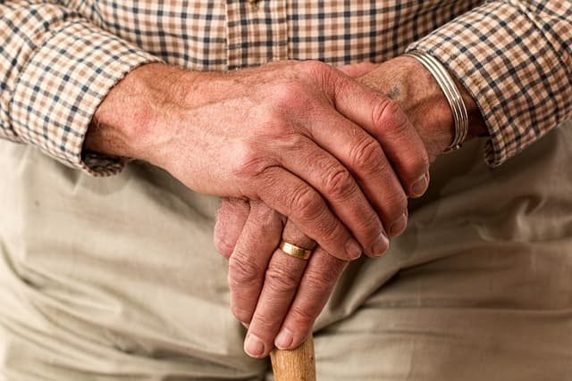 Illustration d'une personne à la retraite qui a investi en immobilier