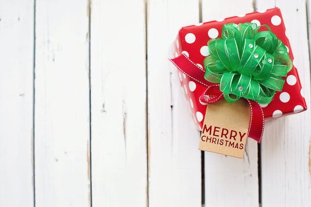 Petit cadeau de Noël rouge et vert