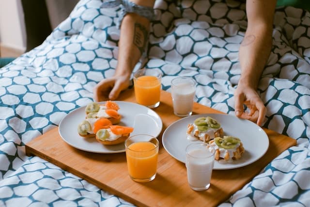 Plateau déjeuner dans un lit