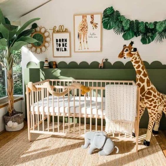 Chambre de bébé aux allures de jungle exotique