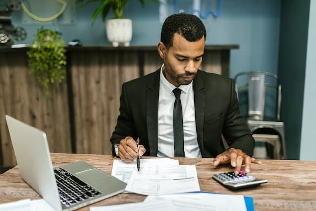 courtier hypothécaire calculant son salaire