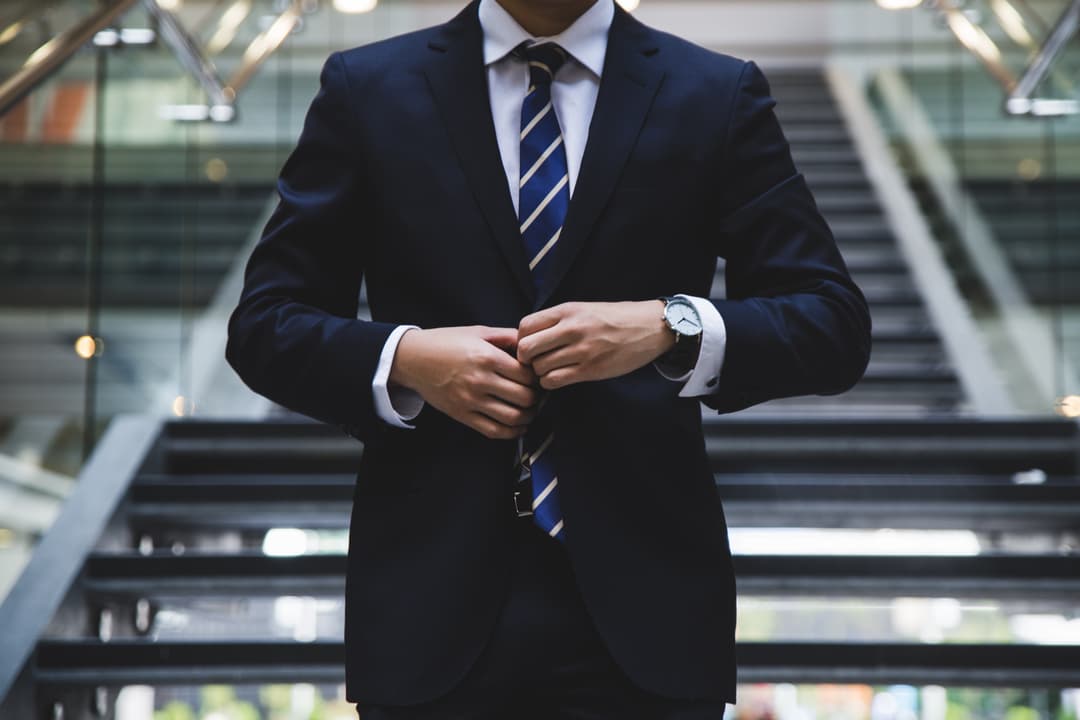 Un investisseur qui évalue la pertinence d'une opération dans un bien immobilier commercial