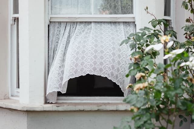 Ouvrir les fenêtres pour changer l'air intérieur de sa maison