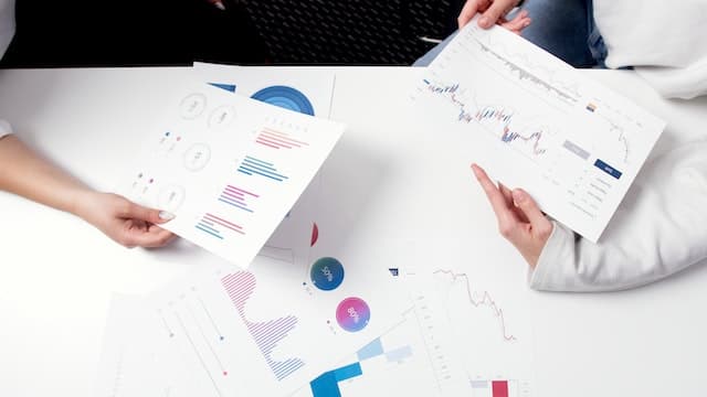 Deux personnes regardant leurs relevés de placements sous forme de graphiques