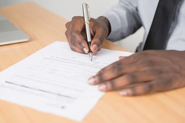 Homme signant son testament