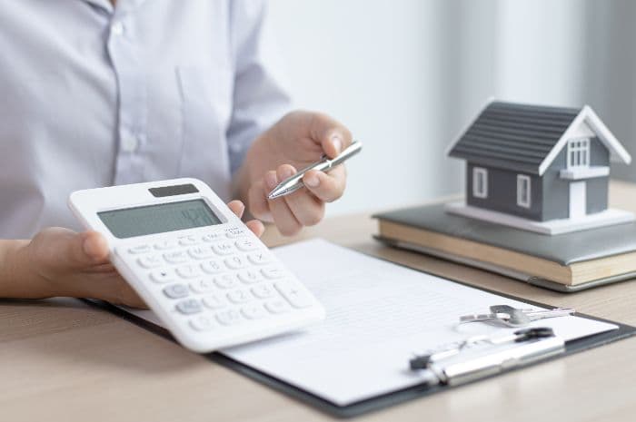 Mortgage broker calculating the amount of penalty