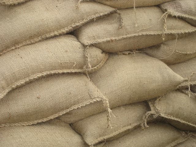 Un sac de sable qui fait office de barrière anti inondation