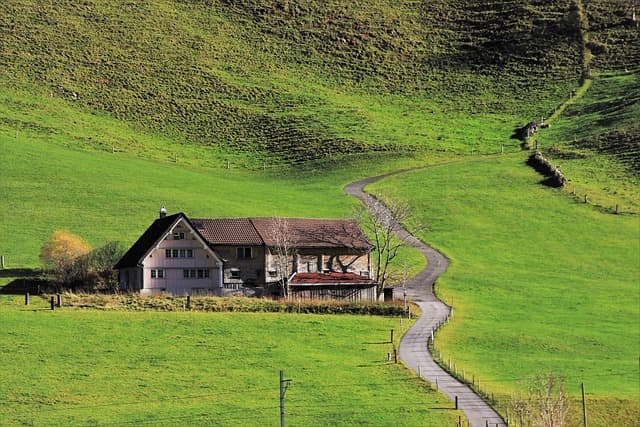 Un terrain en pente, en proie à un risque d'inondation