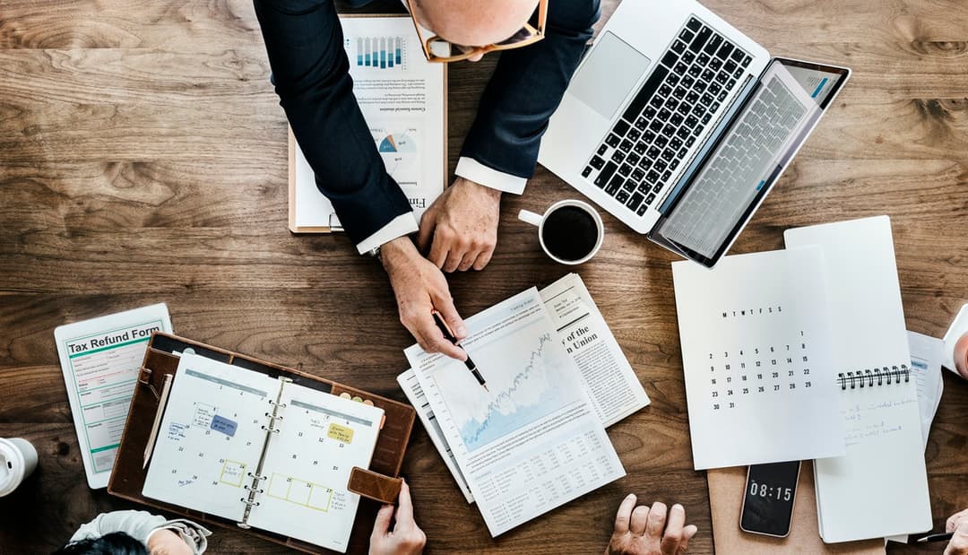 Homme montrant un document financier