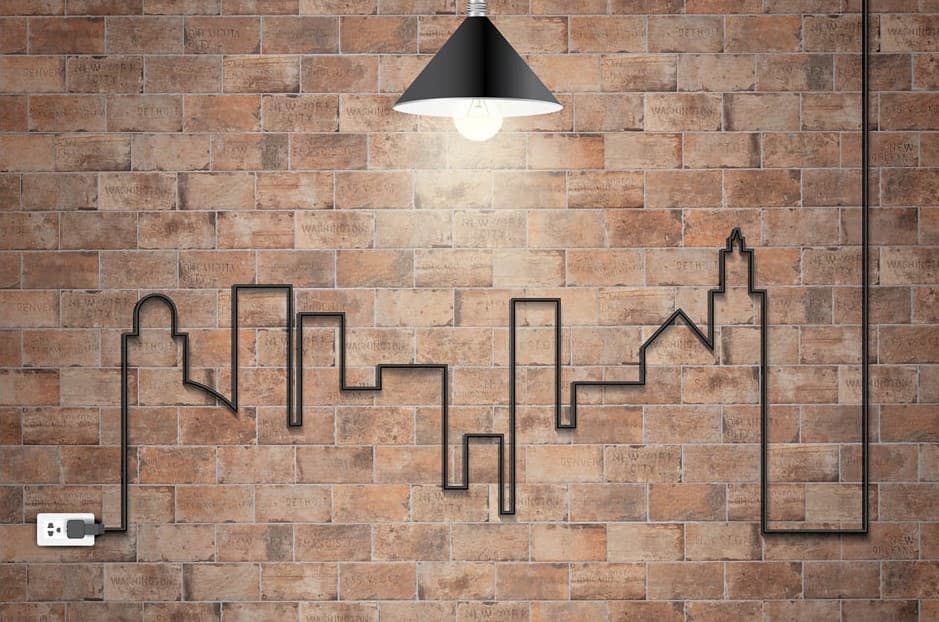 Fil électrique attaché au mur pour faire un motif de ville