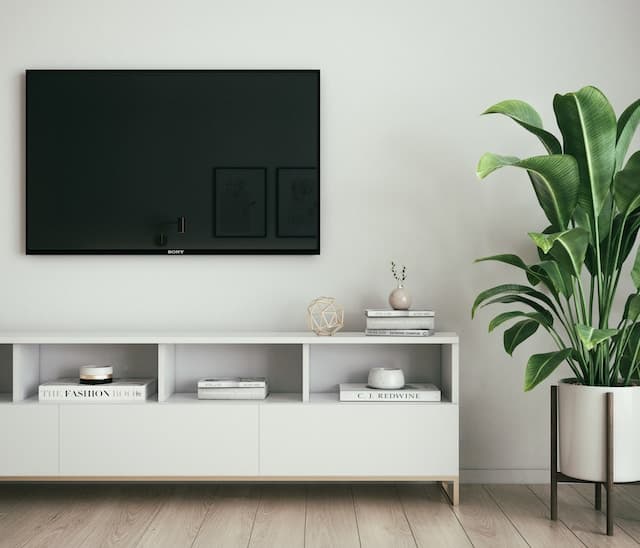 Télévision dont le câble est caché dans le mur