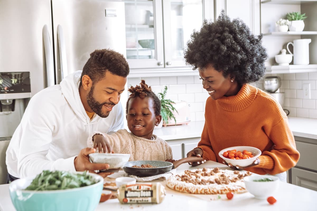 Famille heureuse dans la cuisine