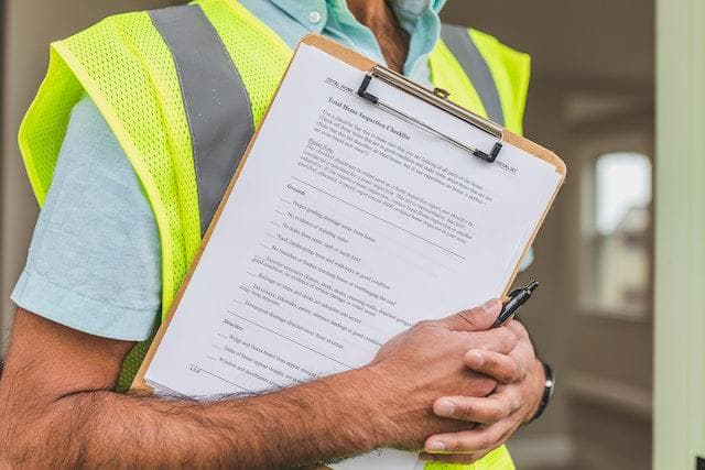Un bon inspecteur prend le temps de bien observer chacune des composantes de votre maison