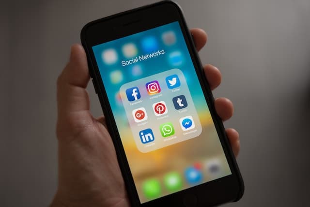Applications de réseaux sociaux sur un téléphone