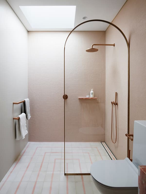 Salle de baie avec paroie vitrée
