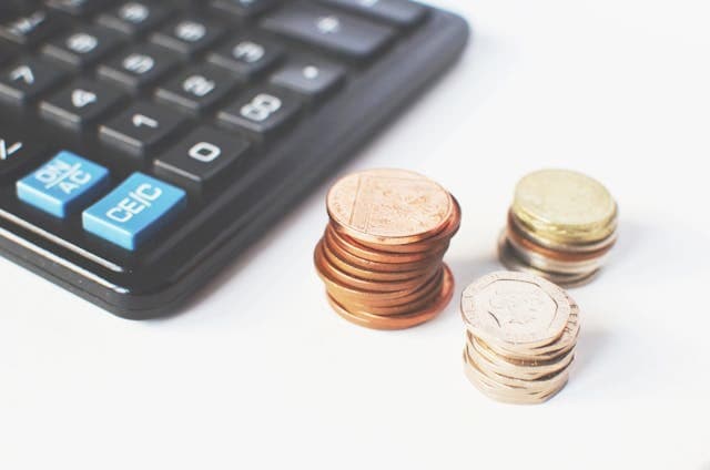 Calculatrice et pièces de monnaie