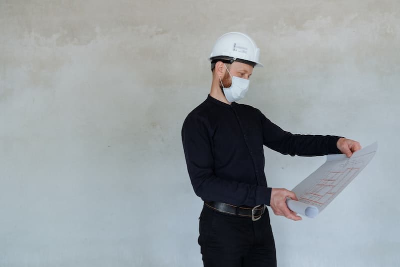 Inspecteur en bâtiment regardant un plan
