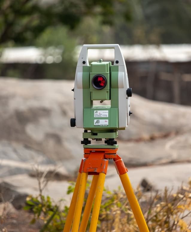 Un arpenteur-géomètre utilise de nombreux outils de mesure