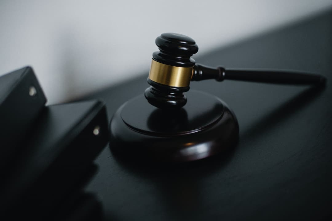 Marteau de juge pour le bornage judiciaire