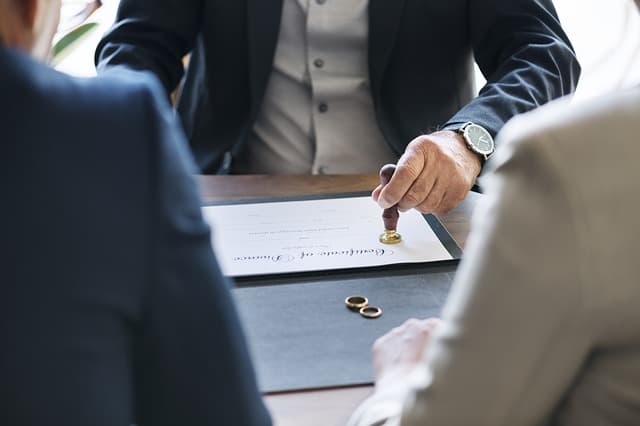 Succession mariage divorce rôle notaire