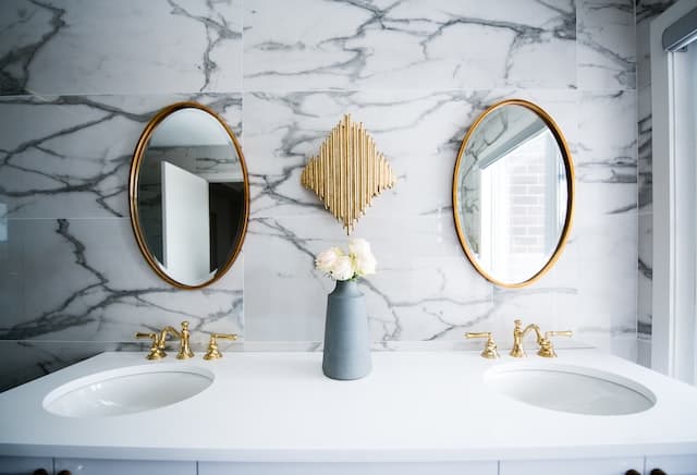 Enlever ses objets personnels du dessus des comptoirs est essentiel pour le home staging