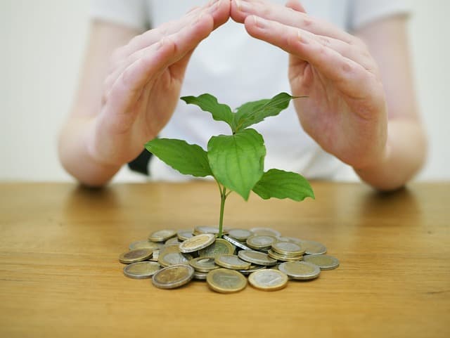 Un acheteur prépare son budget avant d'investir dans sa résidence secondaire