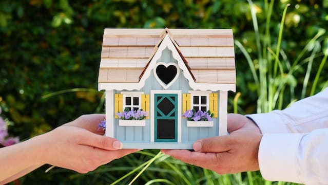 Un donateur donne sa maison au donataire