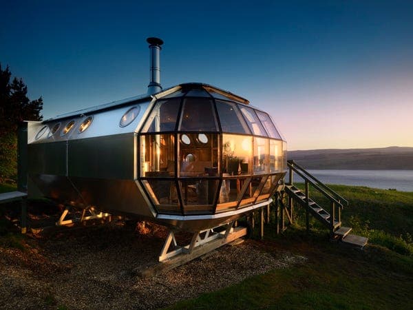 Extérieur d'une maison en forme de vaisseau spatial
