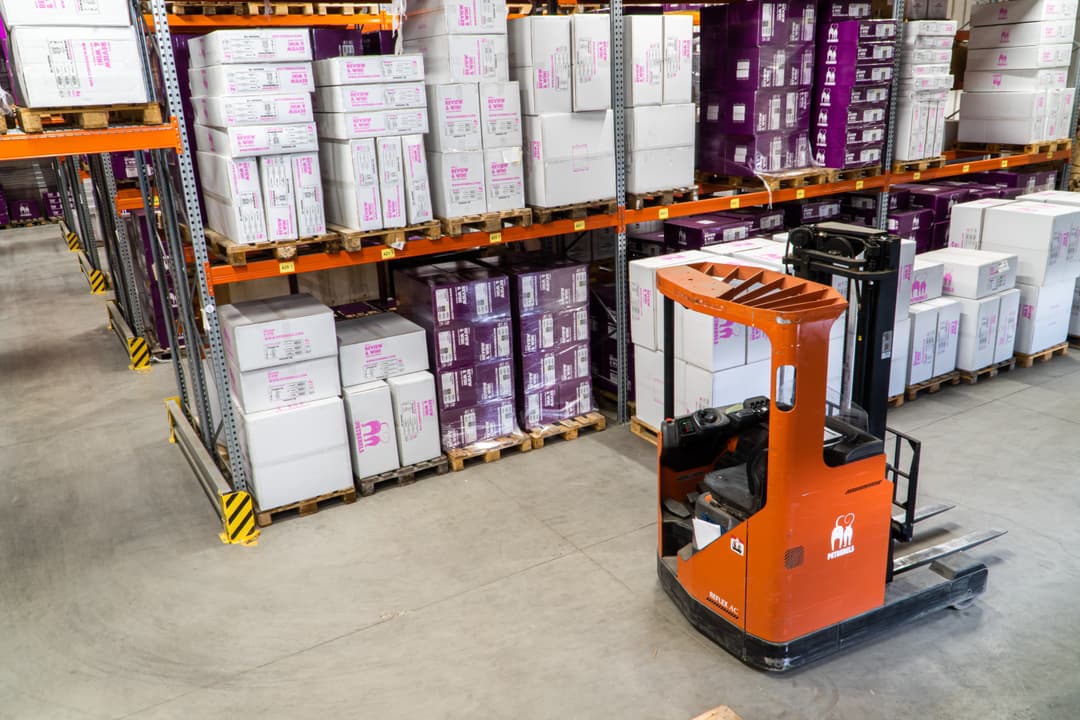 Des stockes entreposés dans un espace prévu à cet effet