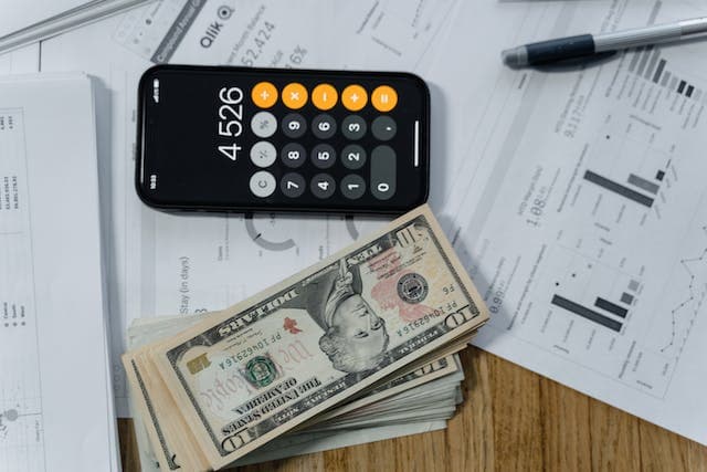 Calculatrice, argent et graphiques pour le principe de proportionnalité