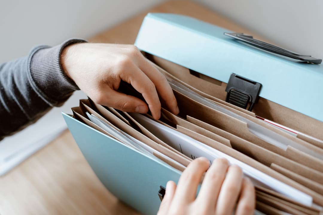 Documents officiels rassemblés pour planifier la succession
