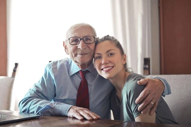Grand-père souriant avec sa petite fille