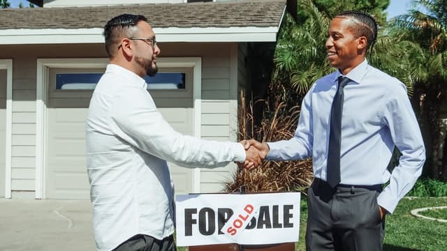 Engager un courtier immobilier pour vendre rapidement