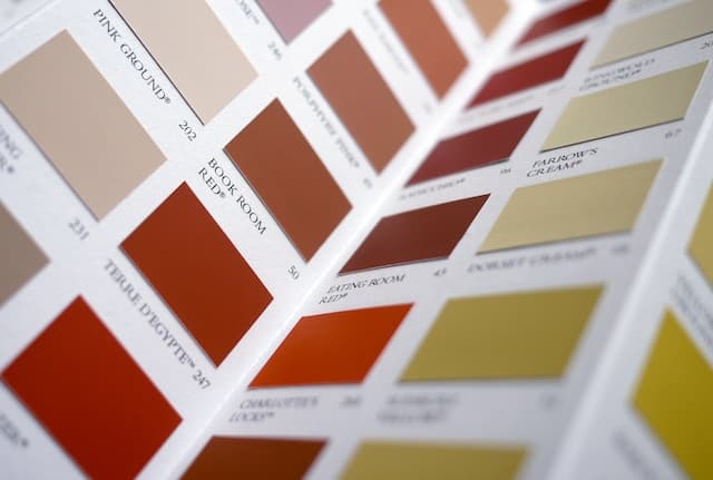 Nuancier de couleurs de peinture dans les tons rouge et jaune