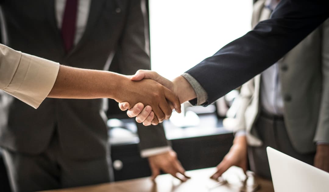 Courtier immobilier serrant la main de son client